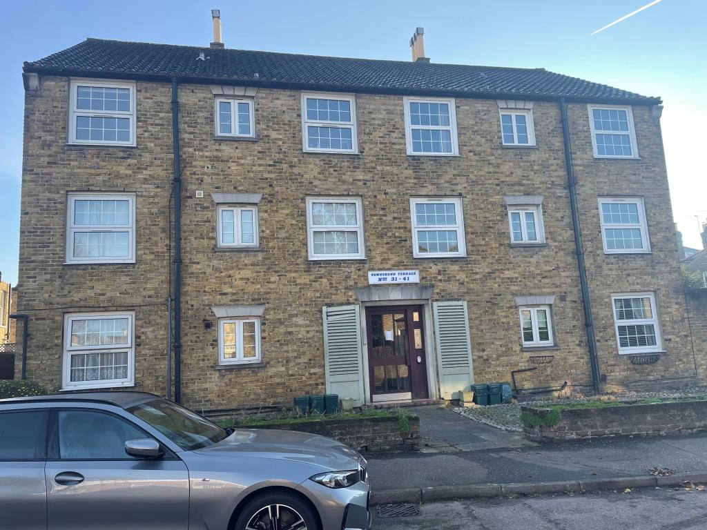 Lot: 69 - BALCONY FLAT FOR UPDATING IN DESIRABLE LOCATION - Front elevation of detached block of flats